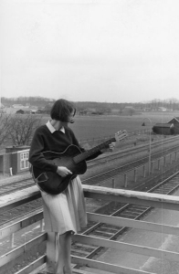 F0316 Berty Meenink op het balkon jaren 60